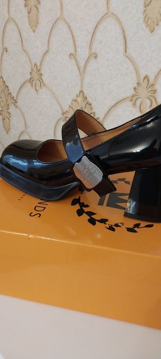Женские туфли новый черный