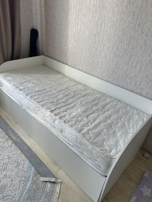 Продам детскую кровать с матрасом