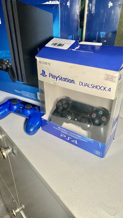 PS4 сатылады + 4 ойын + 2 джойстик