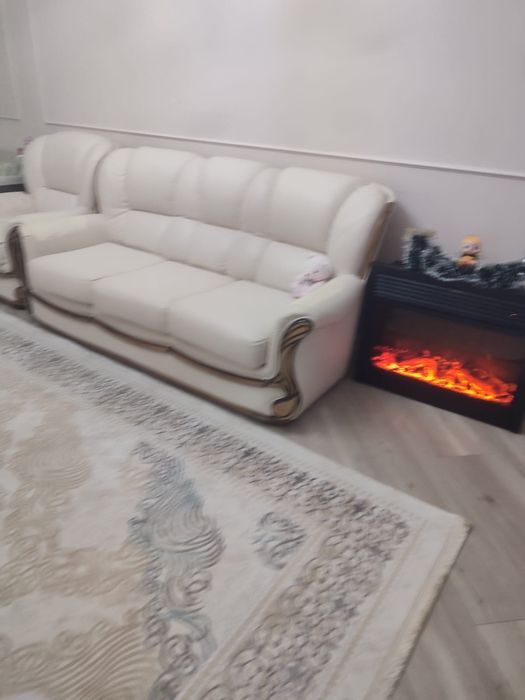 Продам срочно диван с креслом
