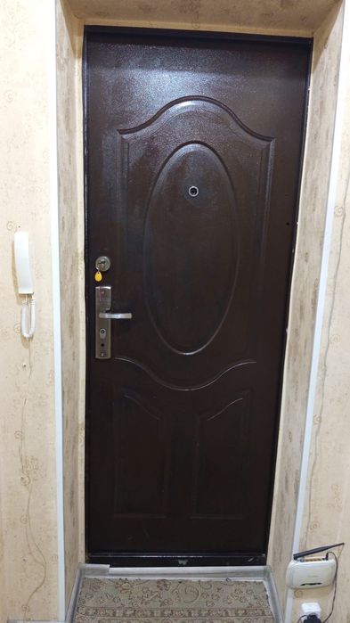 Продам входную дверь.