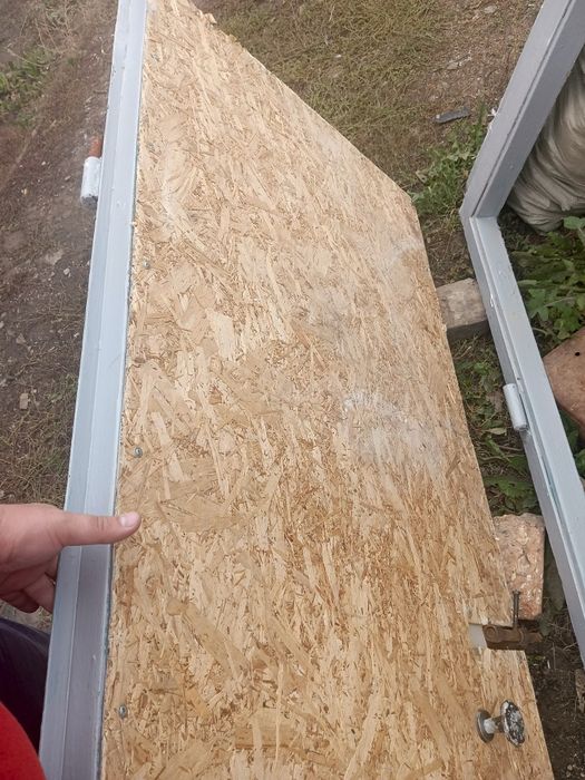 Продам б/у железную дверь.