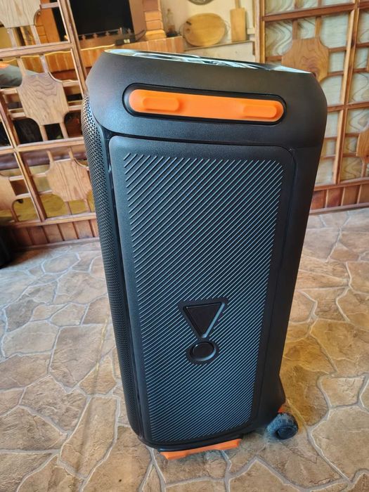 Продавам Аудио система JBL Partybox 710