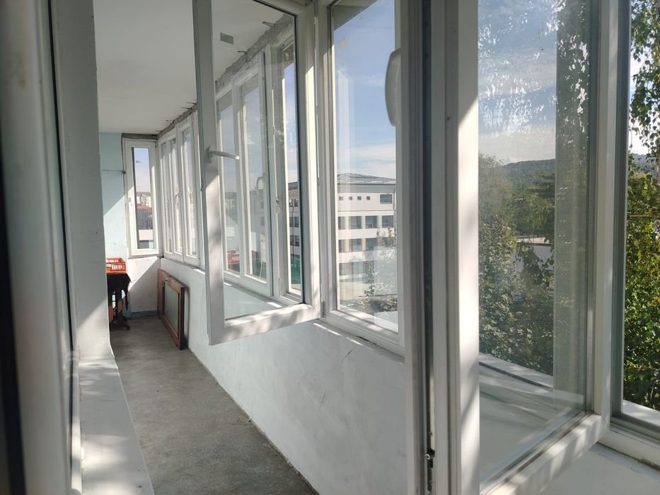 Închiriez apartament cu 3 camere