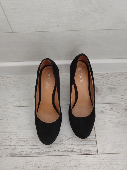 Черни велурени обувки на висок ток