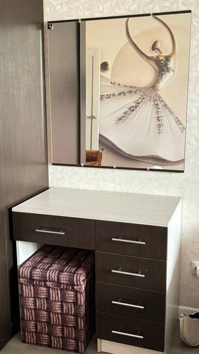 Продам шкаф, трюмо и стол