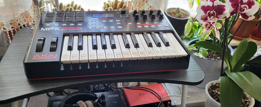 Миди клавиатура Akai Pro MPK225 USB