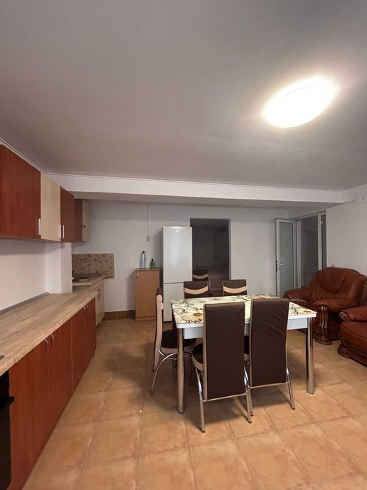 Inchiriez apartament cu doua camere complet mobilat si utilat.
