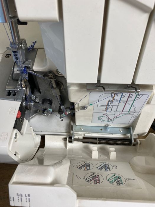 Бытовой оверлок Janome re73