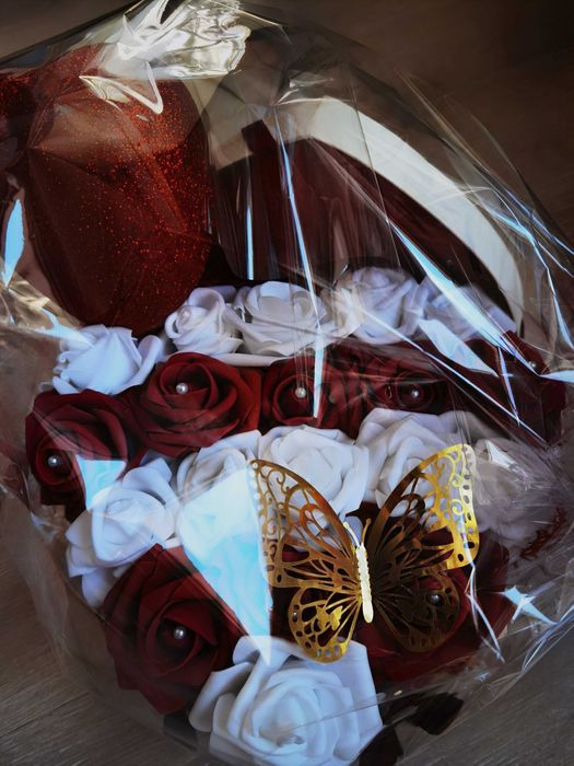 Подаръчна кутия с вечни рози 20 броя и сърце