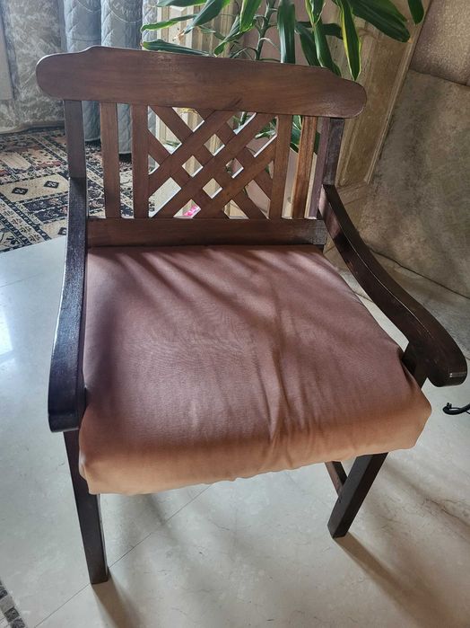 Старинен стол с широка седалка