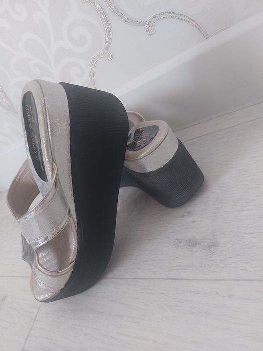 Шлепки на платформе