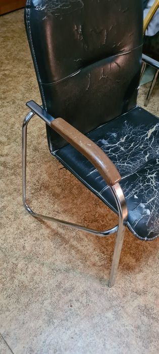 Продаётся стул офисный. .