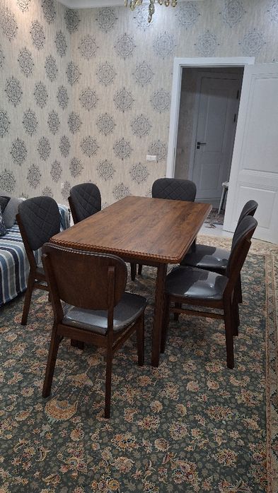 Стол-стул комплект . 1 стол ; 6 стульев .