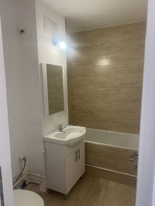 Inchiriez apartament 2 camere decomandat centru
