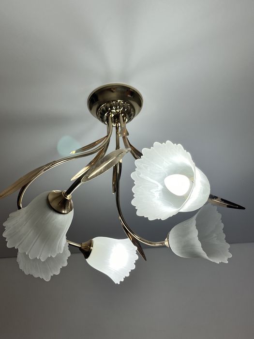 Продам люстру