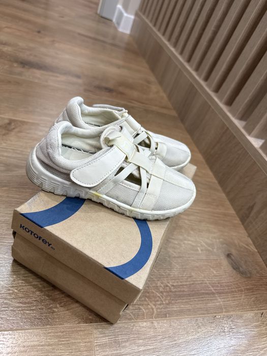 Продам летние кроссовки 28 размера