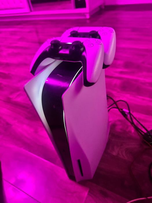 Vând ps5 plus două manete