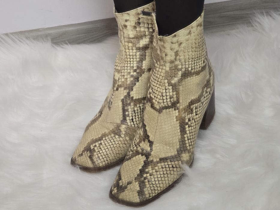 Botine Zara imitație șarpe mărimea 37