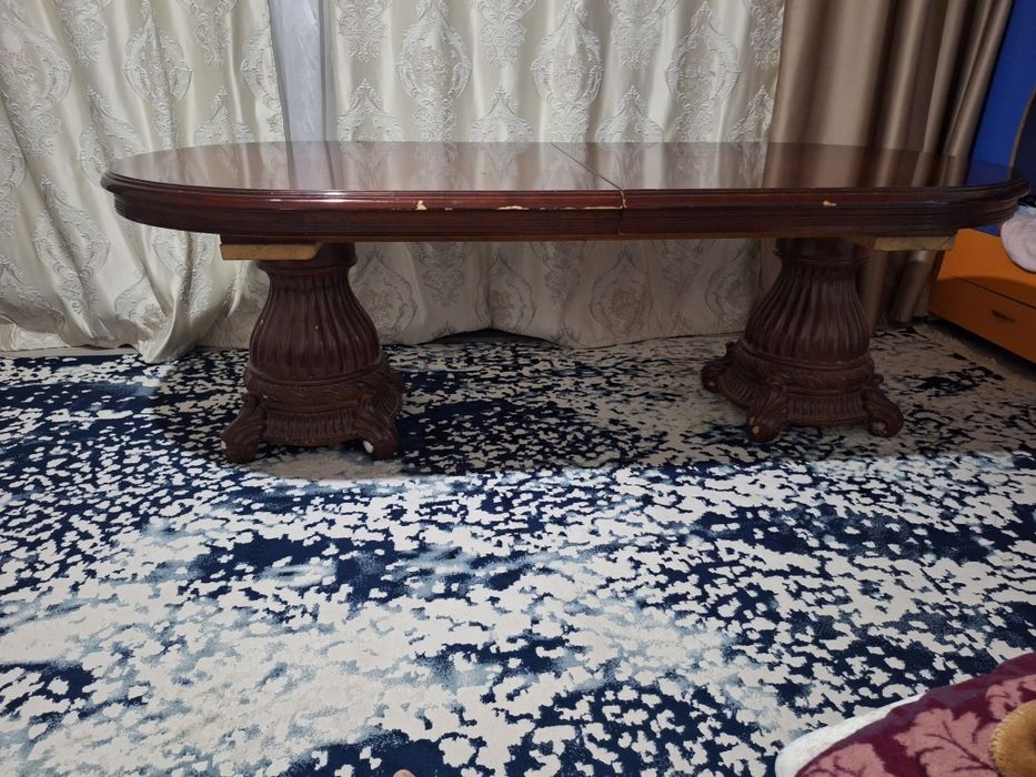 Продаём гостевой стол из дерева.