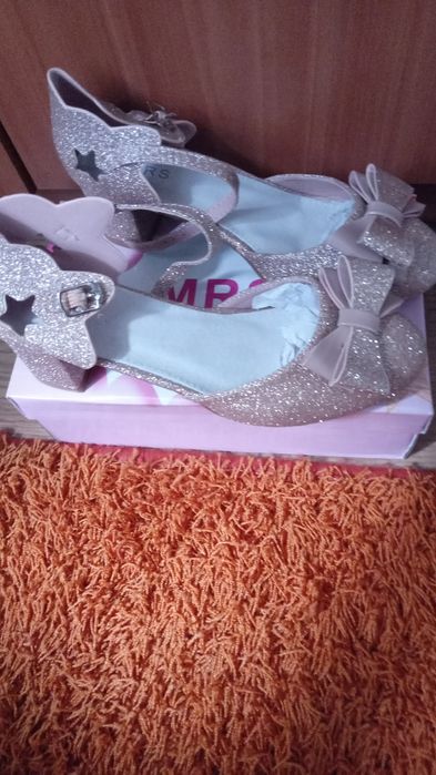 Pantofi eleganți pentru fetite !!!