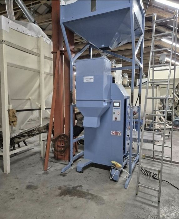 Masină ambalat insacuit automata și semiautomata