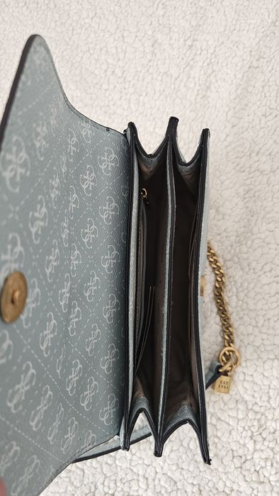 Даска чанта Guess