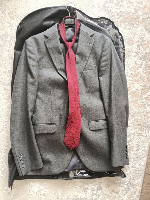 Продам  костюм новый