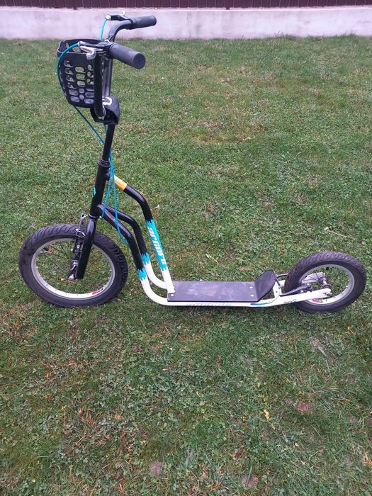 Vând trotinetă cu tot cu cască mărimea s