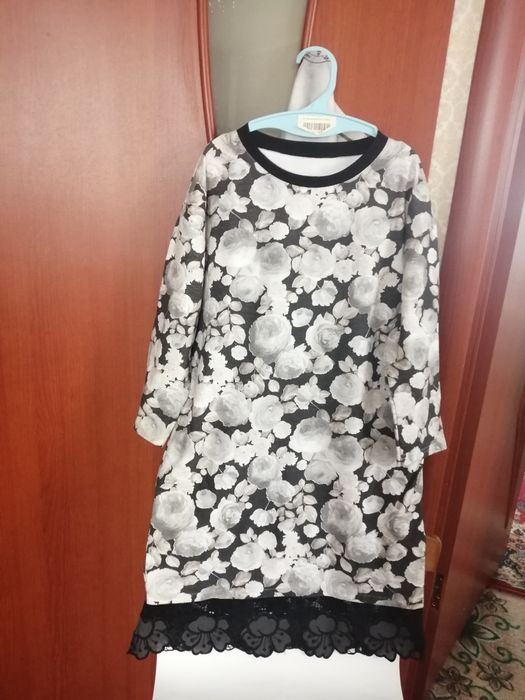 Продается недорого кардиган 46р мало ношенн внизу кружева, имеется два