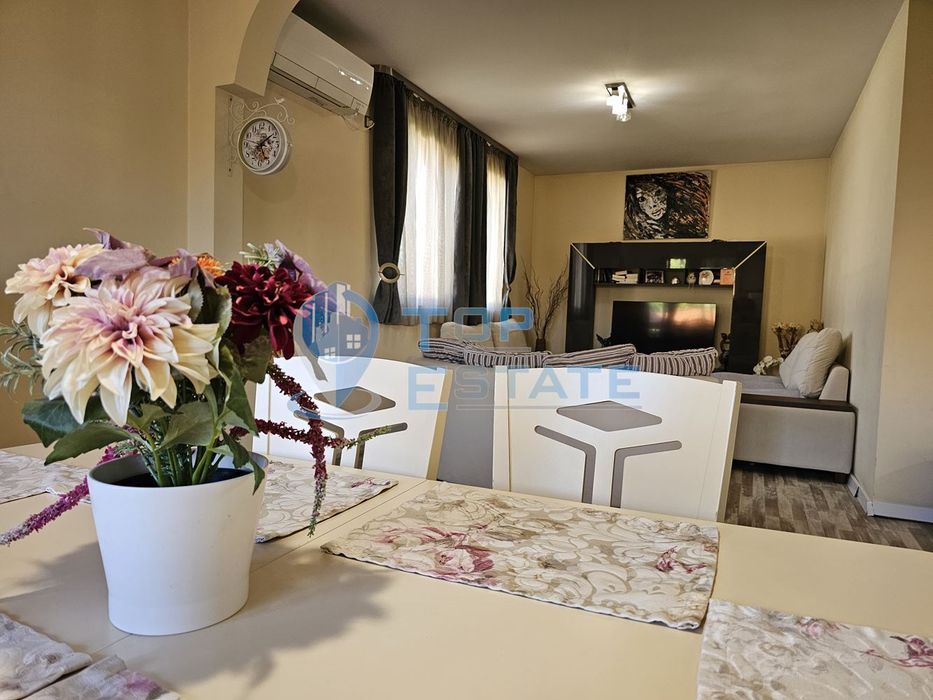 Обзаведена къща с три спални, барбекю, двор и гараж в село Поликраище