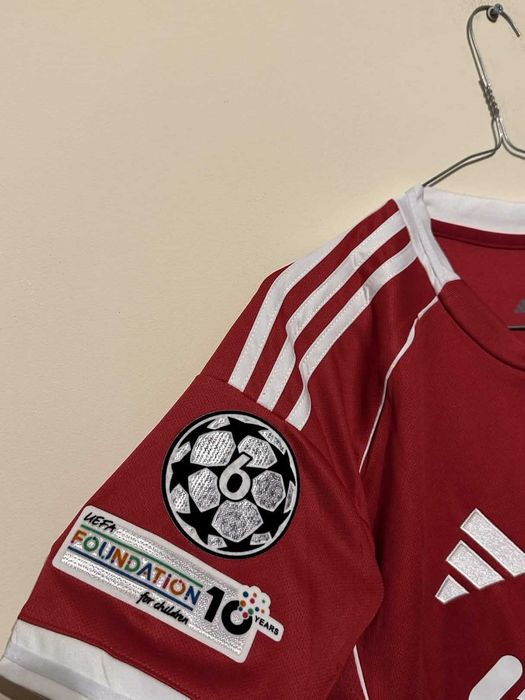 Тениска на Liverpool FC с Ekitike и баджове на Шампионска Лига - НОВА!