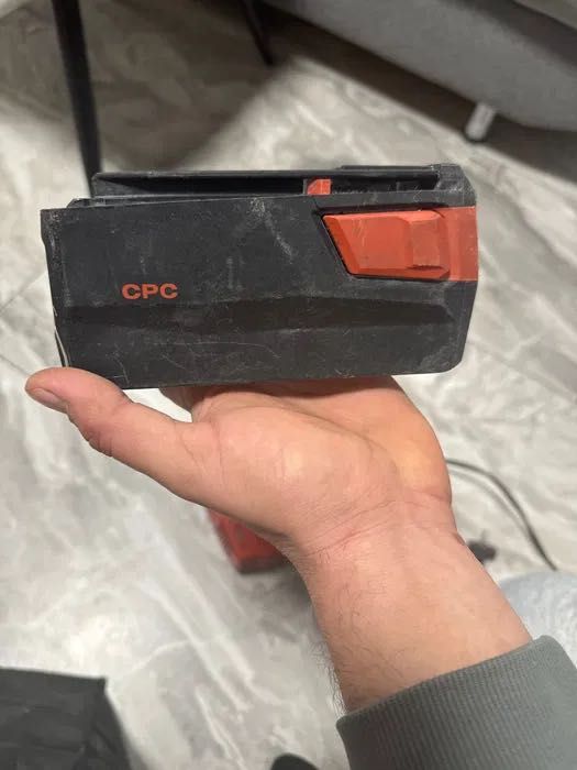 Батерий със зарядно Хилти