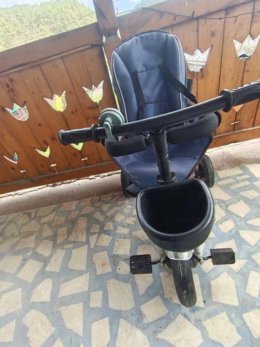 Tricicleta pentru copii cu cosulet si copertina anti UV