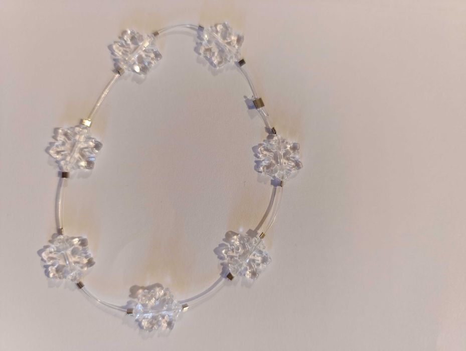 Невидима гривна с кристали