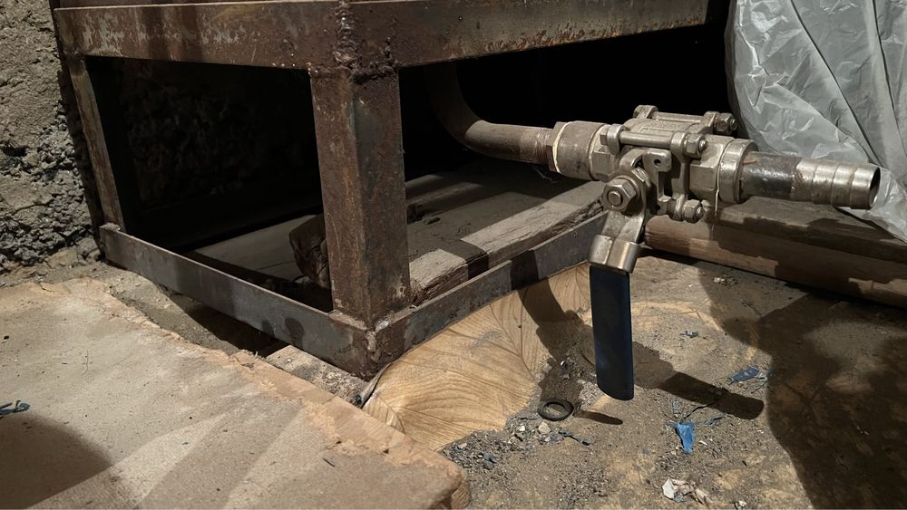 Металлический бак с краном