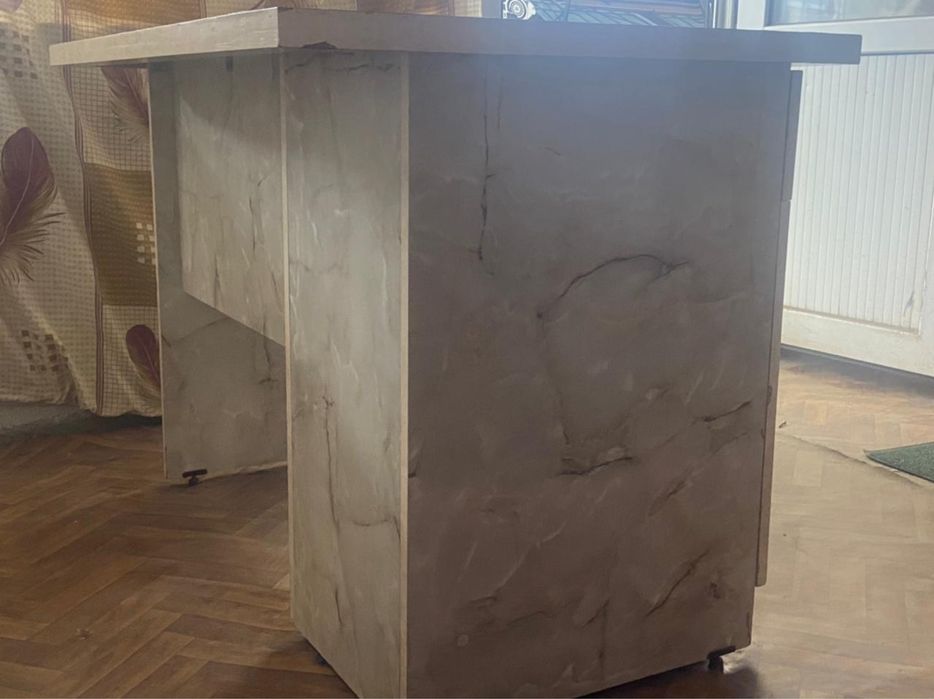 Стол мраморный