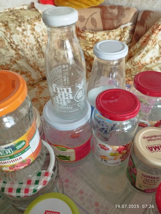 Стъклени буркани и бутилки