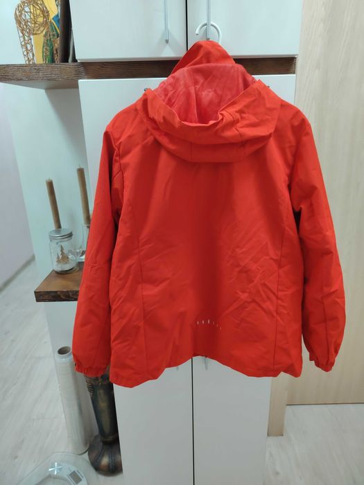Червено дамско яке, с подвижна поларена подплата