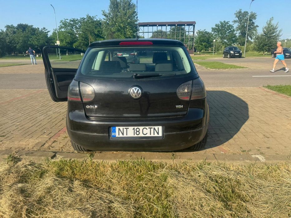 Vând sau schimb golf 5 cu ceva in 4 uși!
