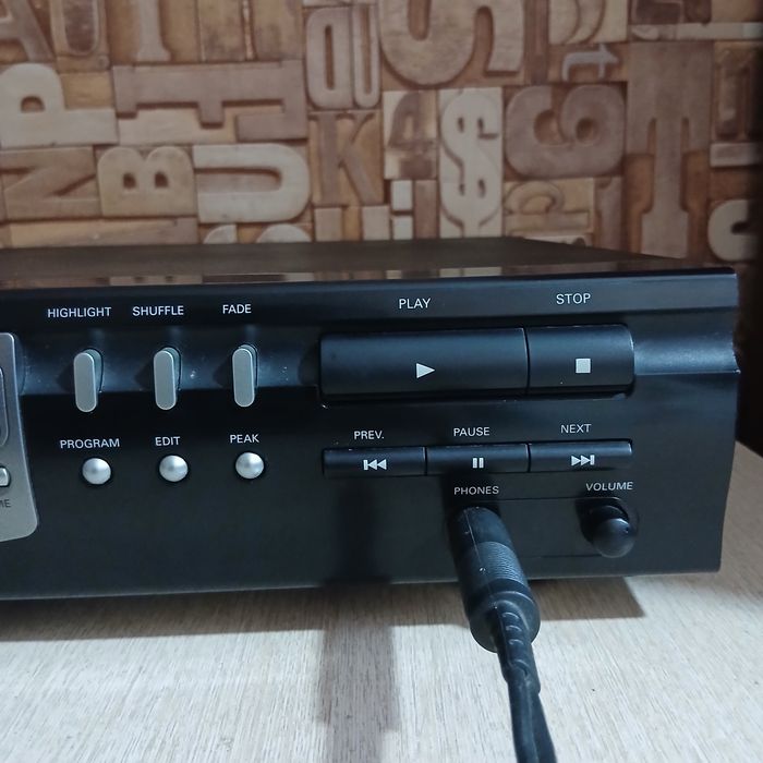 Продам СД проигрыватель  .филипс CD 753