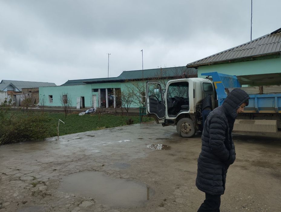 Уй сотилади 8 хоналик 2556 КВ м
