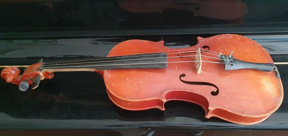 Альт скрипка сотилади