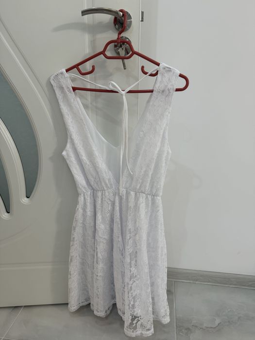 Бяла рокля с деколте