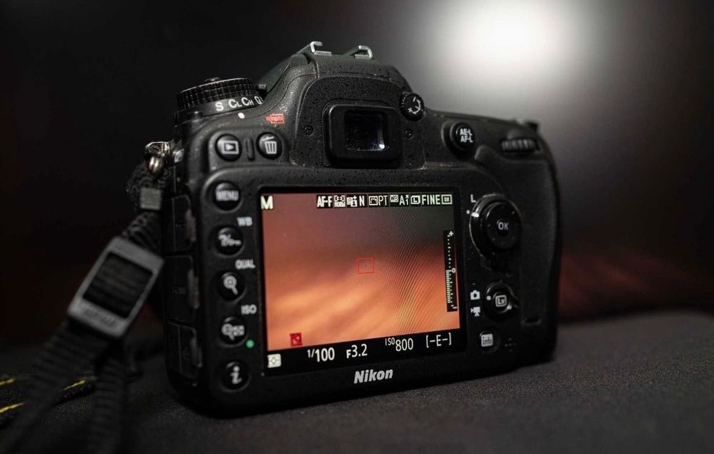 Nikon D7200 + 2 obiective si grip