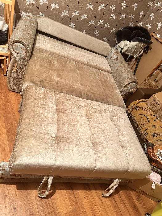 Диван отдам дором