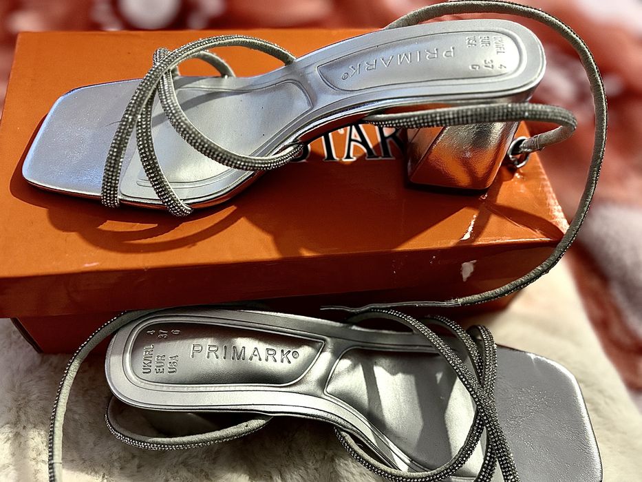 Vând sandale cu toc , marimea: 37  NOI .