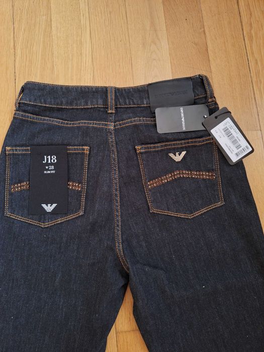 Дамски дънки,размер 28 и тениски Armani,размер М. НОВИ. С етикети! Оригинални!