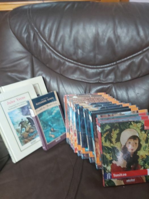 Vand cărți colectia Adevarul