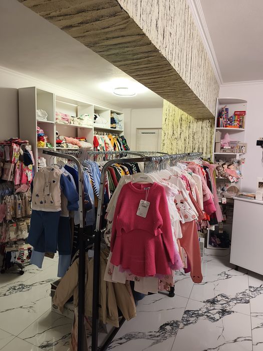 Vând mobilier pentru magazin de hăinuțe
